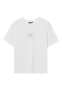 T-shirt bianca in cotone con un patch rettangolare di testo con la frase "FIDATI DEL TEMPO DELLA TUA VITA" in nero, centrato sulla parte anteriore.