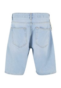 Világoskék denim rövidnadrág, egyenes szabással, két hátsó zsebbel és látható varratokkal. Az övhez lánccal díszített.