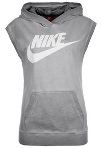Šedá bezrukávová mikina vyrobená z měkké tkaniny, s velkým bílým logem Nike na přední straně a klokaní kapsou dole.