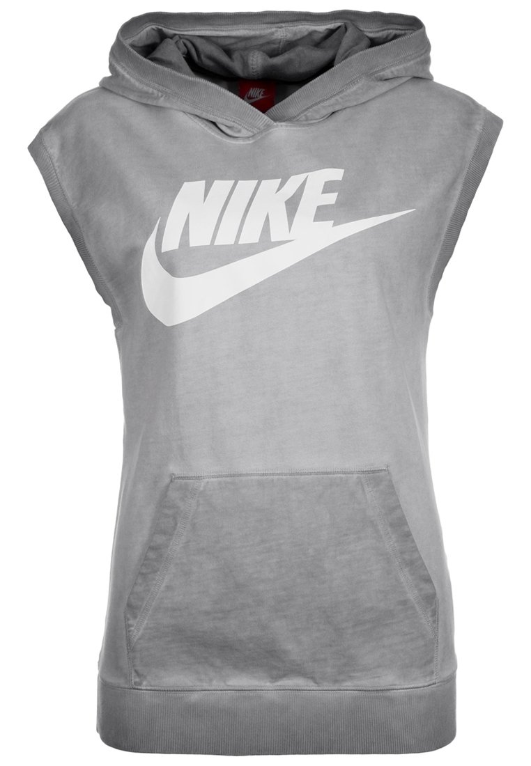 Šedá bezrukávová mikina vyrobená z měkké tkaniny, s velkým bílým logem Nike na přední straně a klokaní kapsou dole.