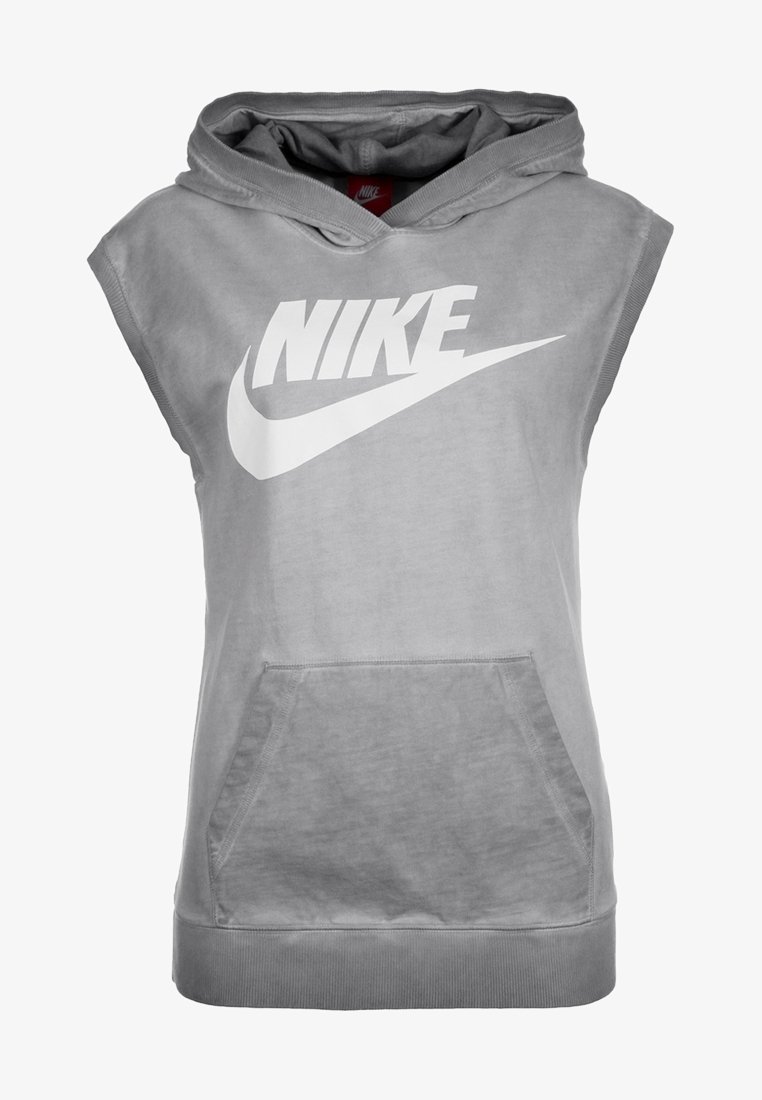 Šedá bezrukávová mikina vyrobená z měkké tkaniny, s velkým bílým logem Nike na přední straně a klokaní kapsou dole.