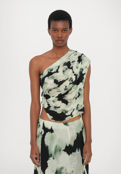 Top asimetric din material ușor, cu un model floral alb-negru și verde, design drapat și o siluetă scurtă.