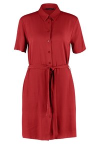 Vestito camicia rosso con maniche corte, bottoni sul davanti e cintura annodata in vita. Realizzato in un tessuto liscio con una leggera lucentezza.