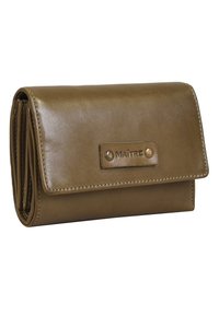 Portefeuille en cuir marron avec un design pliable, arborant une étiquette estampée bien en vue et deux clous métalliques décoratifs à l'avant.