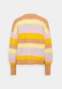 Pull en tricot avec des rayures colorées alternées en jaune, rose, beige et marron. Présente un col rond et des poignets côtelés.