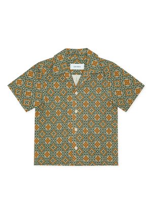 Camicia a maniche corte con bottoni, caratterizzata da un motivo floreale geometrico in verde, arancione e crema. Realizzata in tessuto leggero con colletto.