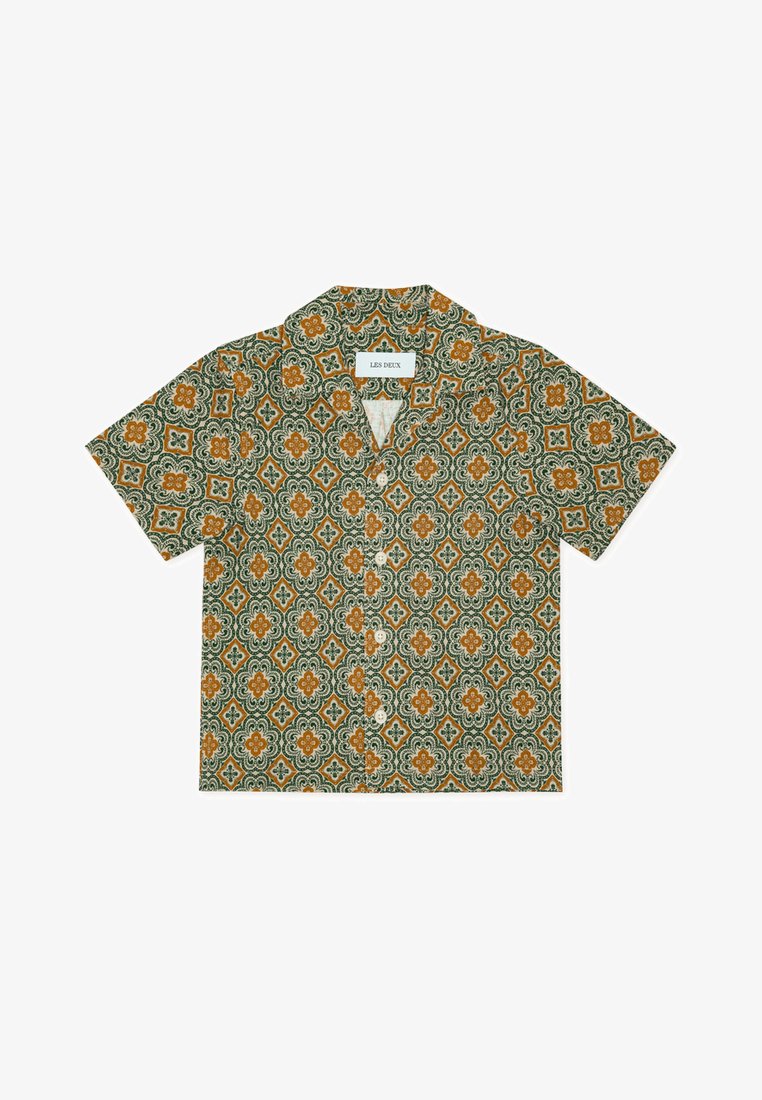 Πουκάμισο με κοντά μανίκια και κουμπιά, με γεωμετρικό λουλουδάτο σχέδιο σε πράσινο, πορτοκαλί και κρεμ. Κατασκευασμένο από ελαφρύ ύφασμα με γιακά.