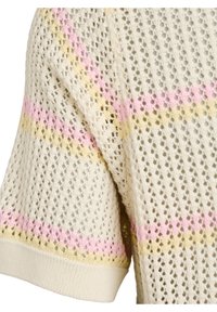 Tissu en maille crème à manches courtes avec trame ouverte et rayures horizontales pastel rose et jaune sur les manches et le corps.