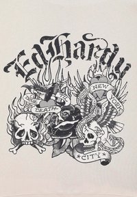 Grafica in stile tatuaggio in bianco e nero che presenta teschi, rose e ali con i testi "Ed Hardy", "True Till Death", "New York" e "City."