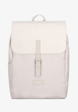 Mochila gris claro hecha de tela con una textura suave, presenta un cierre con solapa, hebilla de metal y un bolsillo lateral. Etiqueta de la marca en la parte inferior.