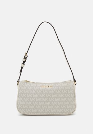 Lys grå stof håndtaske med gentagen MK logo mønster, en guldlodret plade og en aftagelig brun skulderrem. Lynlås lukning øverst.
