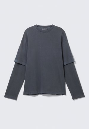 Lange mouwen T-shirt in donkergrijs, met een ontspannen pasvorm, gelaagde korte mouwen en een ronde halslijn. Zacht katoenen stof met minimale textuur.