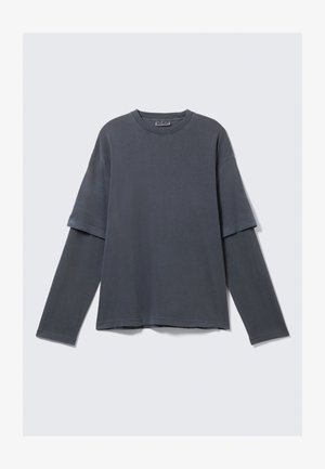 Lange mouwen T-shirt in donkergrijs, met een ontspannen pasvorm, gelaagde korte mouwen en een ronde halslijn. Zacht katoenen stof met minimale textuur.