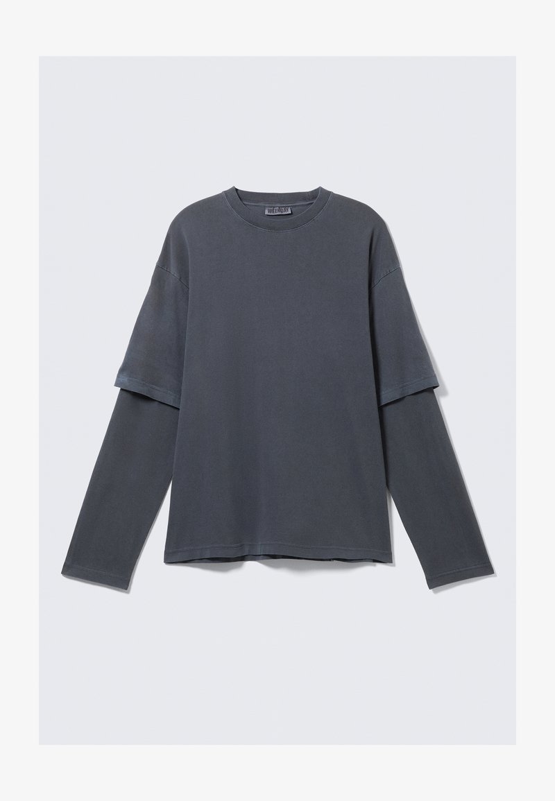 T-shirt à manches longues en gris foncé, offrant une coupe décontractée, des manches courtes superposées et un col rond. Tissu en coton doux avec une texture minimale.