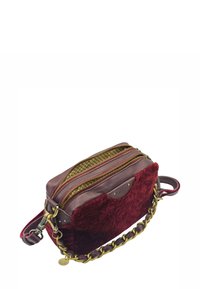 Sac bandoulière bordeaux en cuir et tissu texturé, deux compartiments zippés, sangle en chaîne dorée et doublure intérieure à motifs.