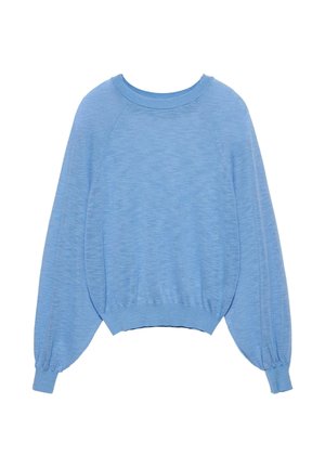 Svetlo modra pulover z dolgimi rokavi in balonastimi rokavi, rebrasto obrobo na manšetah in prilagojenim rebrastim robom, prikazan na belem ozadju.