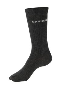 Dunkelgraue gerippte Socken mit einer enganliegenden Form, die ein weißes Logo "CPHNH" an der Seite aufweisen und aus einem weichen Textilmaterial gefertigt sind.