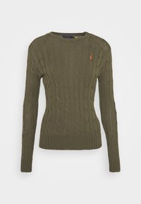 Olivgrön kabelstickad tröja med rund halsringning, ribbade muddar och fåll. Har en liten broderad logotyp på bröstet.