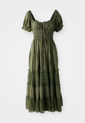 Olijfgroene, gelaagde midi-jurk met korte pofmouwen, gerimpelde bodice, kantaccenten aan de zoom en een trekkkoord in de taille.