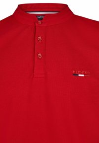 Rode polo-shirt met een Mandarin-kraag, voorzien van drie knopen en een klein geborduurd "HECHTER" logo. Gestructureerde stof met een gladde afwerking.