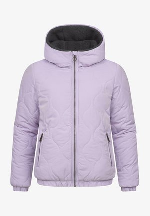 Svetle fialová prošívaná bunda s vysokým límcem a šedým fleecem, která má přední zip a dvě boční kapsy.