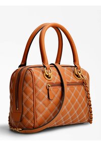 Borsa a tracolla in pelle marrone con motivo trapuntato e cuciture bianche; presenta doppi manici superiori, tracolla regolabile con catena e tasca esterna con zip.