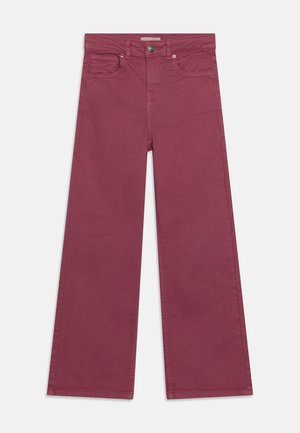 Pantalon taille haute à jambes droites de couleur rose foncé avec bouton devant, fermeture éclair et design à cinq poches sur fond blanc.