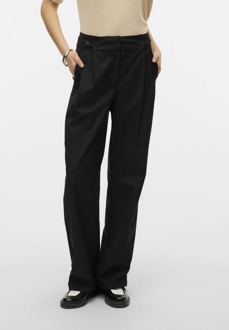 Črne krojene hlače z visokim pasom, z pregibom spredaj, dvema stranskima žepoma in gumbom za zapiranje. Gladka tekstura, ravne noge.