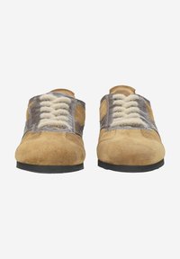 Chaussures en daim marron avec des accents en cuir gris, forme de bout arrondi et lacets crème. Texture douce avec une semelle en caoutchouc et un décor minimal.