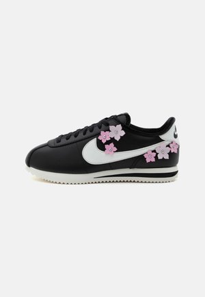 Nike Sportswear, CORTEZ FLORETTE - Sneakers laag - black/sail/pink rise/bleached lilac