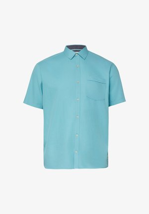 Chemise à manches courtes bleu clair avec col, boutons sur le devant et une poche poitrine sur le côté gauche, sur fond blanc.