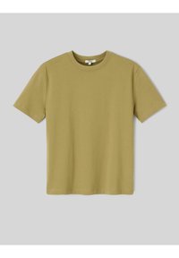 T-shirt olive en coton doux à manches courtes, avec un col rond et une coupe simple et droite sans embellissements.