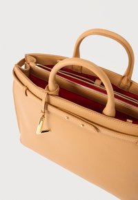 Τσαντάκι χειρός από δέρμα ταμπά με διπλές λαβές, χρυσά μεταλλικά στοιχεία και εσωτερικό με κόκκινη επένδυση που διαθέτει θήκη με φερμουάρ και διακοσμητικό χρυσό στοιχείο.