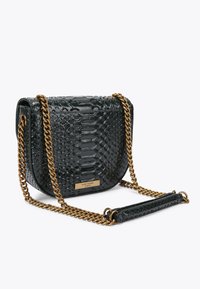 Borsa a tracolla in ecopelle nera con motivo serpente in rilievo. Presenta una tracolla in catena dorata e una placca del marchio sul davanti. Forma arrotondata.