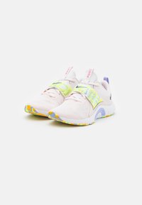 Nike Performance RENEW IN SEASON TR 12 - Sapatilha de treino - football grey/ghost green/light thistle/pinksicle