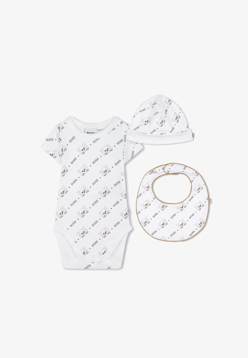 Un body en coton blanc pour bébé, un chapeau et un biberon. Présente un motif répété de visages de chiens en cartoon et le mot "BOSS." Texture douce, manches courtes.