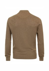 Brauner Strickpullover mit Rundhalsausschnitt und langen Ärmeln. Die Textur ist glatt mit einem dezenten Muster überall.