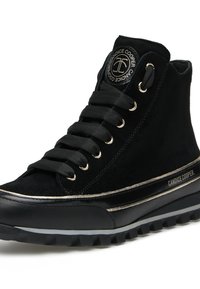 Czarne wysokie trampki z zamszu i skóry z czarnymi sznurówkami, złotymi akcentami i teksturowaną gumową podeszwą. Posiadają naszywkę z logo na języku.