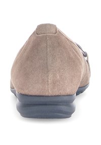 Bruine suède platte schoen met een lage, zwarte rubberen zool. Heeft een gladde textuur met een lichte glans en een ronde tekening.