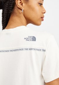 The North Face ZUMU TEE - Camiseta estampada - white dune