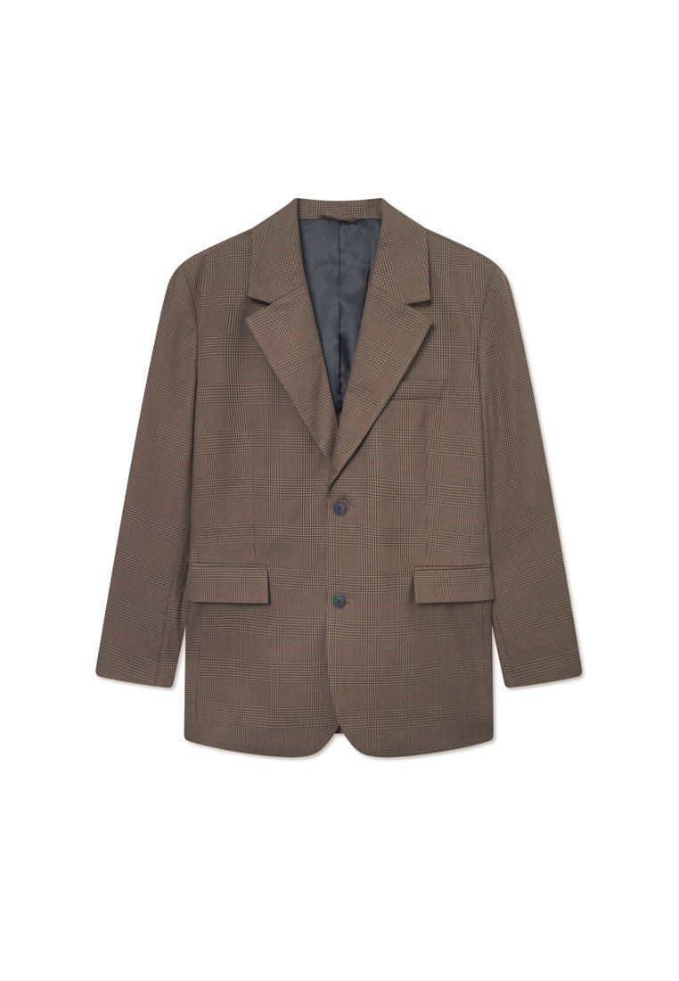 Blazer em padrão xadrez castanho, com lapelas, dois bolsos frontais e fecho com um único botão. Interior forrado com tecido cinza sólido.