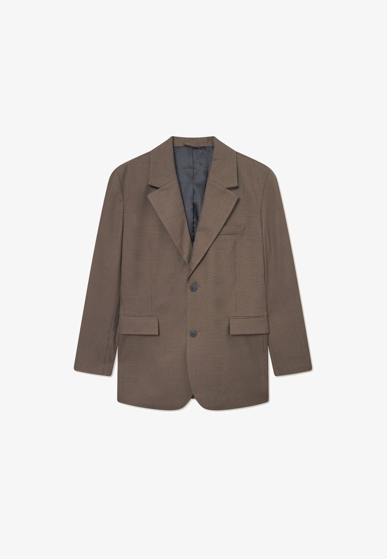 Blazer em padrão xadrez castanho, com lapelas, dois bolsos frontais e fecho com um único botão. Interior forrado com tecido cinza sólido.