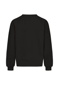 Melnas džemperis ar apaļo kakla izgriezumu, garajām raglanu piedurknēm, ribota apakšmalu un piedurkņu galiem, izgatavots no mīkstas kokvilnas maisījuma auduma.