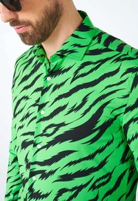 Žalia marškiniai su juodais tigro dryželiais, su mygtukais, lygia medžiaga, apykakle ir matomais mygtukais priekyje.