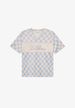 T-shirt a maniche corte a rete a quadri blu e crema con scollo a V e "Les Deux" ricamato sul davanti in corsivo.