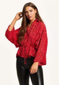 Liquorish HEART PRINT WITH LONG SLEEVES AND TIE WAIST - Button-down blouse - red