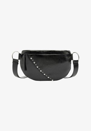 Czarna torba na ramię z eko skóry o zaokrąglonym kształcie, ozdobiona srebrnymi ćwiekami z jednej strony, z odpinanym paskiem.