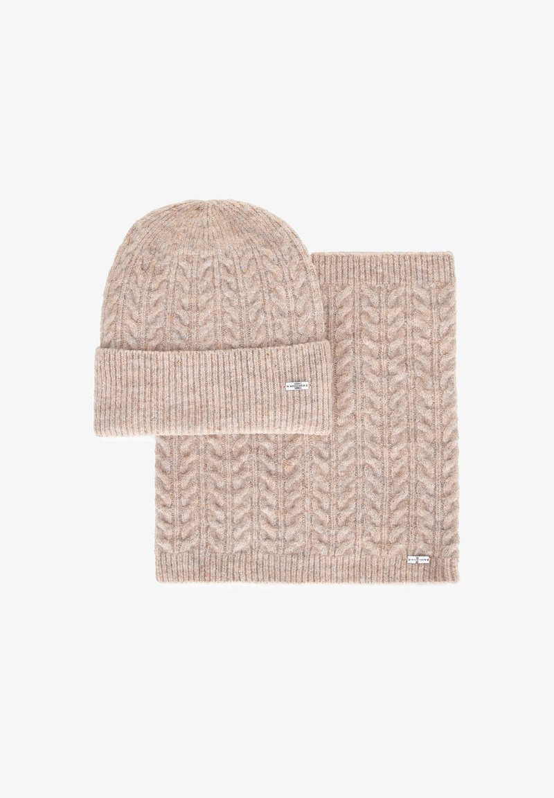 Beżowa dzianinowa czapka i dopasowany szalik z wzorem warkocza i prążkowanymi brzegami, wykonane z miękkiego, teksturowanego materiału z akcentami logo.
