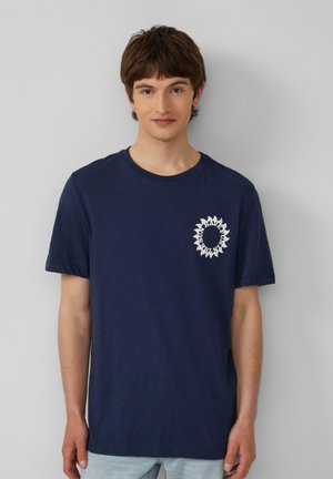 Marineblauwe katoenen t-shirt met ronde hals, korte mouwen en een witte zonafbeelding op de linkerkant van de borst.