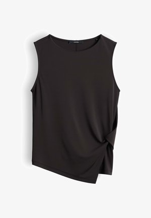 Top nero senza maniche con scollo rotondo e dettaglio nodo laterale, realizzato in tessuto liscio, mostrato disteso su sfondo bianco.